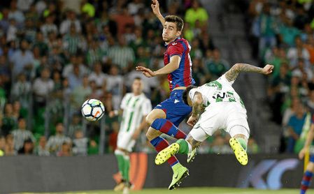 Tonny Sanabria, rematando a gol. Tonny Sanabria, rematando a gol.