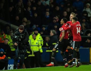 Martial mete al Manchester United en la pelea (0-1) Martial mete al Manchester United en la pelea (0-1)