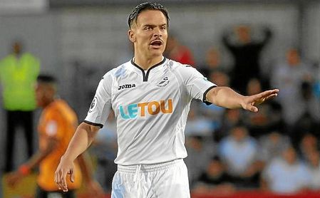 Roque Mesa, con la elástica del Swansea City. Roque Mesa, con la elástica del Swansea City.