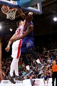 81-83. El Barça pierde otro partido igualado y dice adiós a la Euroliga 81-83. El Barça pierde otro partido igualado y dice adiós a la Euroliga