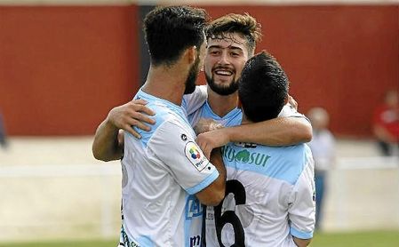 Chuma (centro) celebra uno de sus 13 goles con la Lebrijana; da el salto a Segunda B Chuma (centro) celebra uno de sus 13 goles con la Lebrijana; da el salto a Segunda B