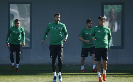 Felipe Gutiérrez conversa con Víctor Camarasa durante el entrenamiento del primer equipo. Felipe Gutiérrez conversa con Víctor Camarasa durante el entrenamiento del primer equipo.