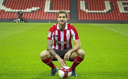 Iñigo ha cambiado de camiseta y la Real hará lo propio. Iñigo ha cambiado de camiseta y la Real hará lo propio.