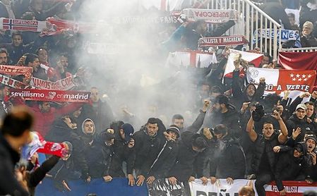 Imagen de los aficionados del Sevilla en Butarque. Imagen de los aficionados del Sevilla en Butarque.