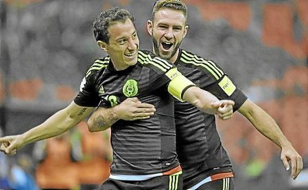 Guardado y Layún celebran un gol con la selección de México. Guardado y Layún celebran un gol con la selección de México.