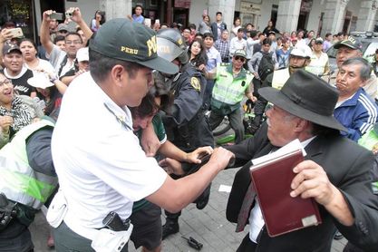 Seguidores del Wanderers y peruanos se pelean en plaza de Armas de Arequipa Seguidores del Wanderers y peruanos se pelean en plaza de Armas de Arequipa