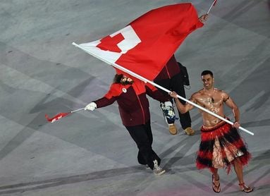 El abanderado de Tonga sorprende al desfilar con el torso desnudo a bajo cero El abanderado de Tonga sorprende al desfilar con el torso desnudo a bajo cero