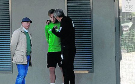 Serra Ferrer y Quique Setién, que dialogan con Francis arriba durante una sesión de entrenamiento, ven al de Coín como un emergente lateral derecho, aunque debe seguir mejorando. Serra Ferrer y Quique Setién, que dialogan con Francis arriba durante una sesión de entrenamiento, ven al de Coín como un emergente lateral derecho, aunque debe seguir mejorando.