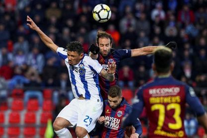 0-4. El Oporto recupera el liderato con una goleada al Chaves 0-4. El Oporto recupera el liderato con una goleada al Chaves