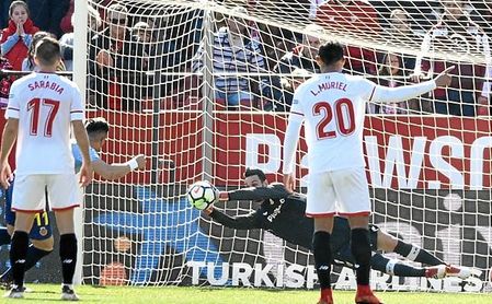 Rico hizo varias paradas determinantes; una de ellas, en este penalti. Rico hizo varias paradas determinantes; una de ellas, en este penalti.