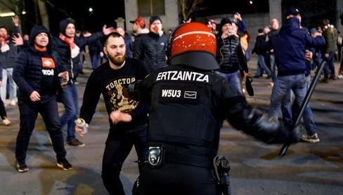 Petición unánime de expulsar del deporte a los violentos tras la muerte del ertzaina Petición unánime de expulsar del deporte a los violentos tras la muerte del ertzaina