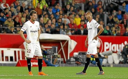 Franco Vázquez y Nzonzi, cabizbajos en el Sevilla-Atlético. Franco Vázquez y Nzonzi, cabizbajos en el Sevilla-Atlético.