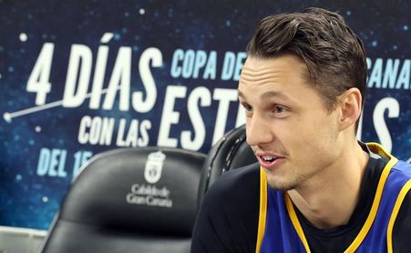 El sueco Marcus Eriksson, lesionado en su muñeca derecha con su selección El sueco Marcus Eriksson, lesionado en su muñeca derecha con su selección
