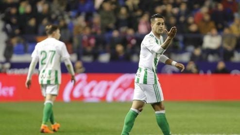 Sergio León agradece a Adán su pase de gol. Sergio León agradece a Adán su pase de gol.