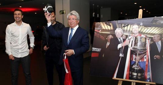 Enrique Cerezo celebró en el Metropolitano sus 30 años de rojiblanco Enrique Cerezo celebró en el Metropolitano sus 30 años de rojiblanco
