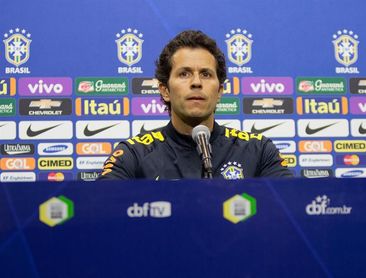 Brasil envía a su médico a París para revisar a Neymar y aplaza la convocatoria Brasil envía a su médico a París para revisar a Neymar y aplaza la convocatoria