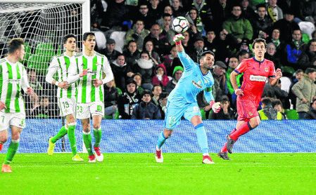 Adán, a la caza de Adrián San Miguel Adán, a la caza de Adrián San Miguel