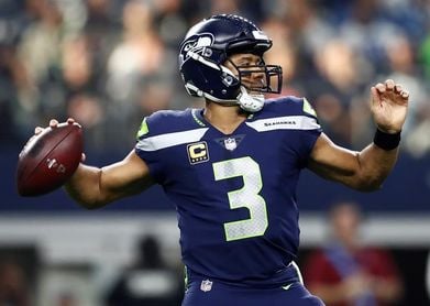 Wilson, mariscal de los Seahawks, va a la caja de bateo para los Yanquis Wilson, mariscal de los Seahawks, va a la caja de bateo para los Yanquis
