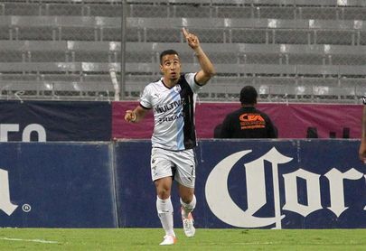 El Querétaro sorprende al Cruz Azul y lo derrota por la mínima en su estadio El Querétaro sorprende al Cruz Azul y lo derrota por la mínima en su estadio