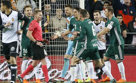 Bartra: "Lo he visto 20 veces y es gol válido" Bartra: "Lo he visto 20 veces y es gol válido"