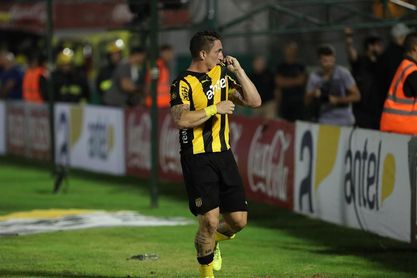 Peñarol y Danubio se marcan de cerca, con Nacional al acecho en el Apertura Peñarol y Danubio se marcan de cerca, con Nacional al acecho en el Apertura