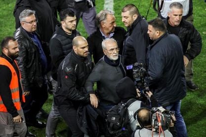 El presidente del PAOK se disculpa por invadir el campo de juego con un arma El presidente del PAOK se disculpa por invadir el campo de juego con un arma