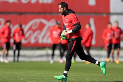 Claudio Bravo critica a la federación chilena por su ausencia de la selección Claudio Bravo critica a la federación chilena por su ausencia de la selección