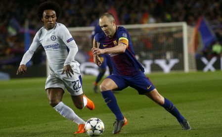 Iniesta junto a Willian en un momento del Barça - Chelsea Iniesta junto a Willian en un momento del Barça - Chelsea
