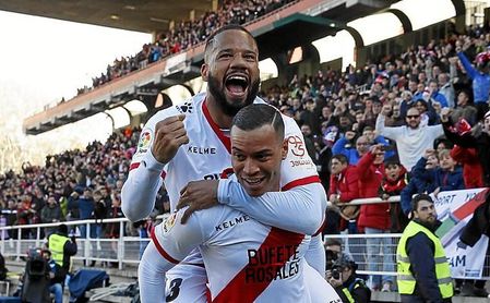 El Rayo ganó merced a un ´hat-trick´ de Raúl de Tomás. El Rayo ganó merced a un ´hat-trick´ de Raúl de Tomás.