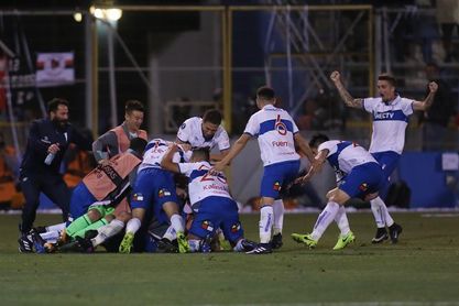 La Universidad Católica, con 6 triunfos seguidos y 18 puntos, lidera el torneo de fútbol en Chile La Universidad Católica, con 6 triunfos seguidos y 18 puntos, lidera el torneo de fútbol en Chile