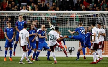 3-0. México vence a Islandia con un par de goles Layún y uno de Fabián 3-0. México vence a Islandia con un par de goles Layún y uno de Fabián