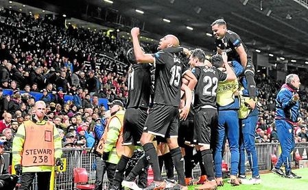Imagen de la celebración del 0-2 en Old Trafford. Imagen de la celebración del 0-2 en Old Trafford.
