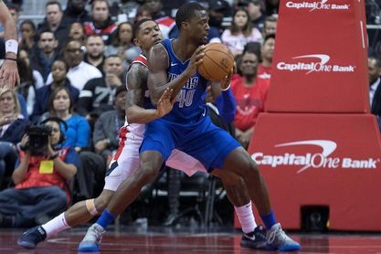 97-103. Barnes lidera la victoria de los Mavericks en un duelo de equipos perdedores 97-103. Barnes lidera la victoria de los Mavericks en un duelo de equipos perdedores