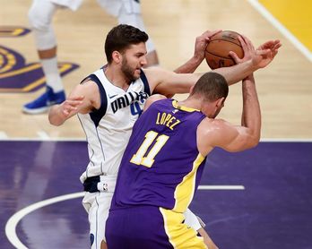 103-93. López lidera la victoria de los Lakers 103-93. López lidera la victoria de los Lakers