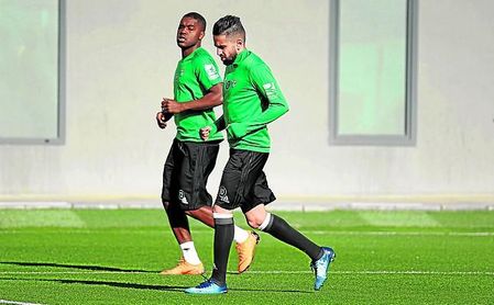 Campbell realiza carrera continua junto a Boudebouz durante un entrenamiento. Campbell realiza carrera continua junto a Boudebouz durante un entrenamiento.