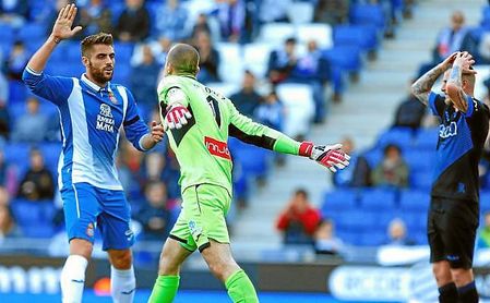 Pau López y David López se felicitan tras una acción en el Espanyol-Alavés. Pau López y David López se felicitan tras una acción en el Espanyol-Alavés.