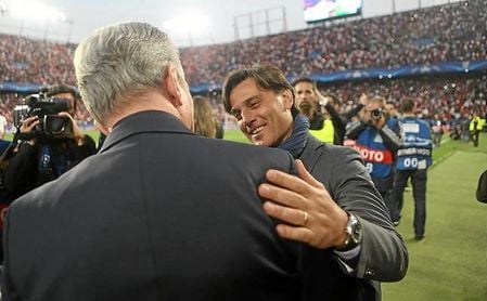 Montella saluda a Heynckes antes del comienzo del partido. Montella saluda a Heynckes antes del comienzo del partido.