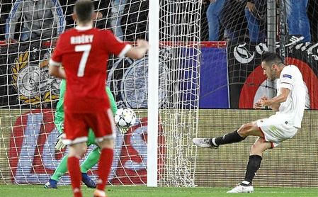 Sarabia dispara para hacer el gol del Sevilla. Sarabia dispara para hacer el gol del Sevilla.