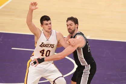122-112. Los Lakers vencen en la prórroga y colocan a los Spurs en aprietos 122-112. Los Lakers vencen en la prórroga y colocan a los Spurs en aprietos