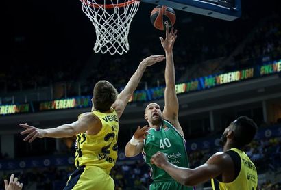 91-99. Unicaja se despide con una brillante victoria ante el vigente campeón 91-99. Unicaja se despide con una brillante victoria ante el vigente campeón