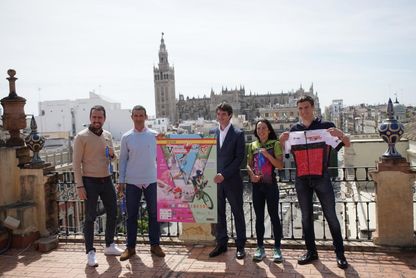 Unos 800 deportistas participan en el V NutriSport Half Triatlón de Sevilla Unos 800 deportistas participan en el V NutriSport Half Triatlón de Sevilla