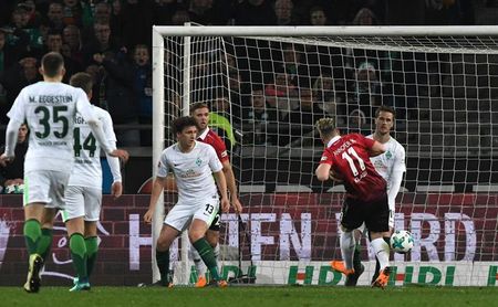 El Hannover gana al Werder Bremen y rompe la racha de cinco derrotas seguidas El Hannover gana al Werder Bremen y rompe la racha de cinco derrotas seguidas