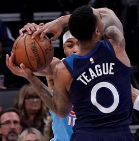 96-113. Teague lidera a los Timberwolves que ocupan el octavo lugar 96-113. Teague lidera a los Timberwolves que ocupan el octavo lugar