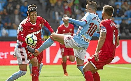 Arana y Carriço presionan a Iago Aspas. Arana y Carriço presionan a Iago Aspas.