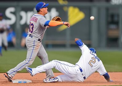 2-3. El venezolano Asdrúbal Cabrera anota la carrera ganadora de los Mets 2-3. El venezolano Asdrúbal Cabrera anota la carrera ganadora de los Mets