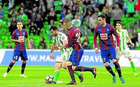 Pedro León persigue a Amat ante Kike García durante el Betis-Eibar, en el que el catalán cumplió ciclo. Pedro León persigue a Amat ante Kike García durante el Betis-Eibar, en el que el catalán cumplió ciclo.