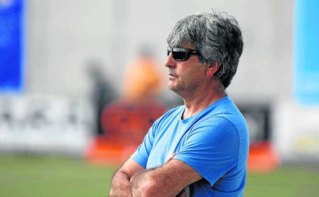 José Luis Durán ´Selu´, entrenador del Alcalá, atento a las evoluciones de sus futbolistas. José Luis Durán ´Selu´, entrenador del Alcalá, atento a las evoluciones de sus futbolistas.