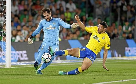 Dani Giménez, presionado por Calleri durante el Betis-Las Palmas. Dani Giménez, presionado por Calleri durante el Betis-Las Palmas.