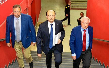 El presidente Pepe Castro, camino de la sala de prensa. El presidente Pepe Castro, camino de la sala de prensa.