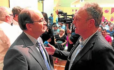 José Castro y Joaquín Caparrós dialogan durante un acto en una imagen de archivo. José Castro y Joaquín Caparrós dialogan durante un acto en una imagen de archivo.